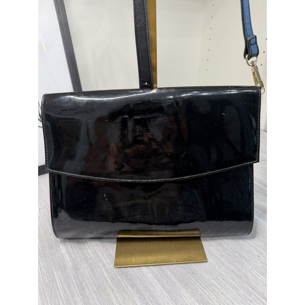 Black patent organizer compact cross body purse. Multiple compartments